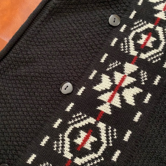 Wet Seal | Sweater Poncho | V-Neck | Button Detail | One Size - Picture 4 of 7